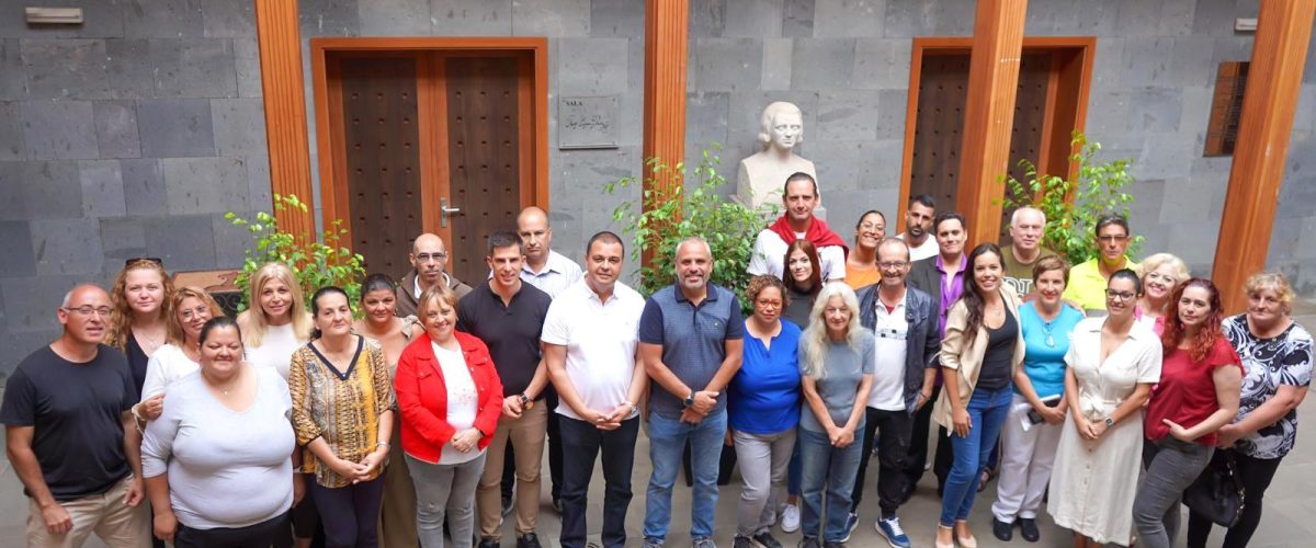 Foto de familia en el patio de la Casa de la Cultura