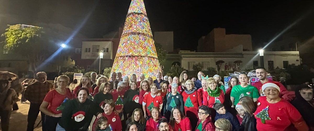 Foto de familia junto al Árbol de Navidad de Ganchillo inaugurado este sábado en La Atalaya