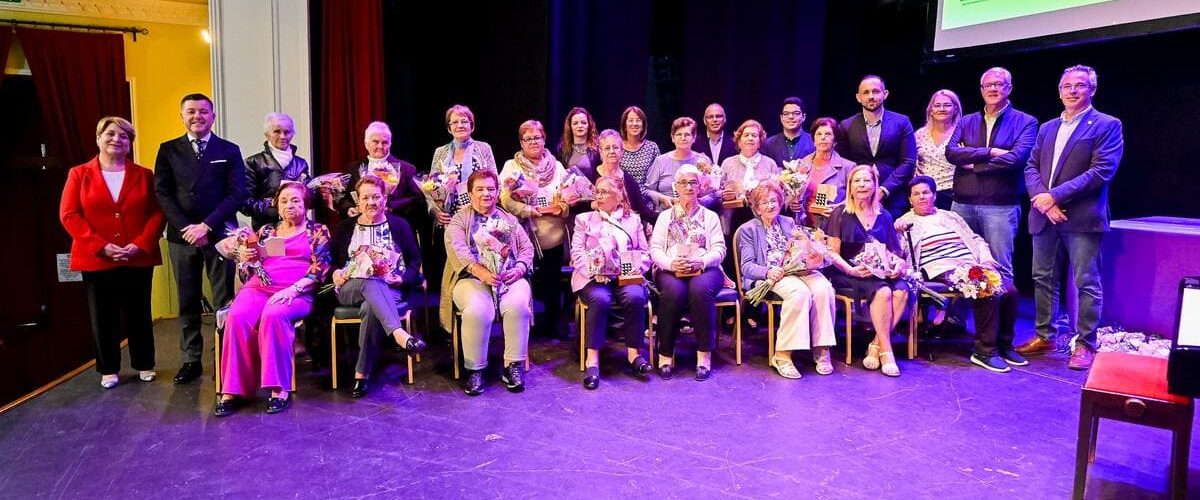 Foto de grupo de homenaje a 16 mujeres del municipio