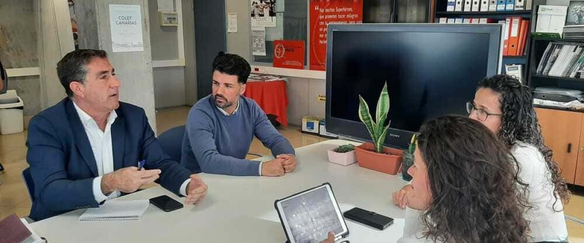 Francis Candil durante una reunion con la presidenta del COLEF Eva Navarro