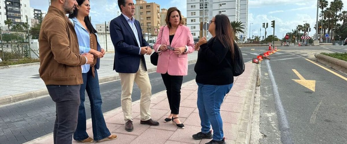 Francis Candil junto a la obra de la MetroGuagua en La Vega de San Jose