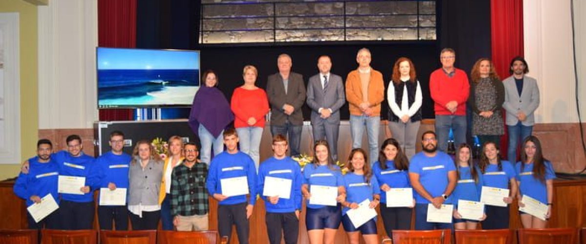 Galdar entrega a 15 jovenes del municipio su titulacion en socorrismo tras una formacion de once meses 1