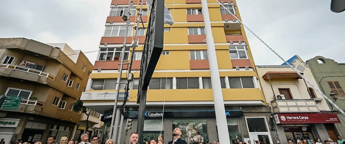 Galdar iza la bandera de las Fiestas Mayores de Santiago horizontal