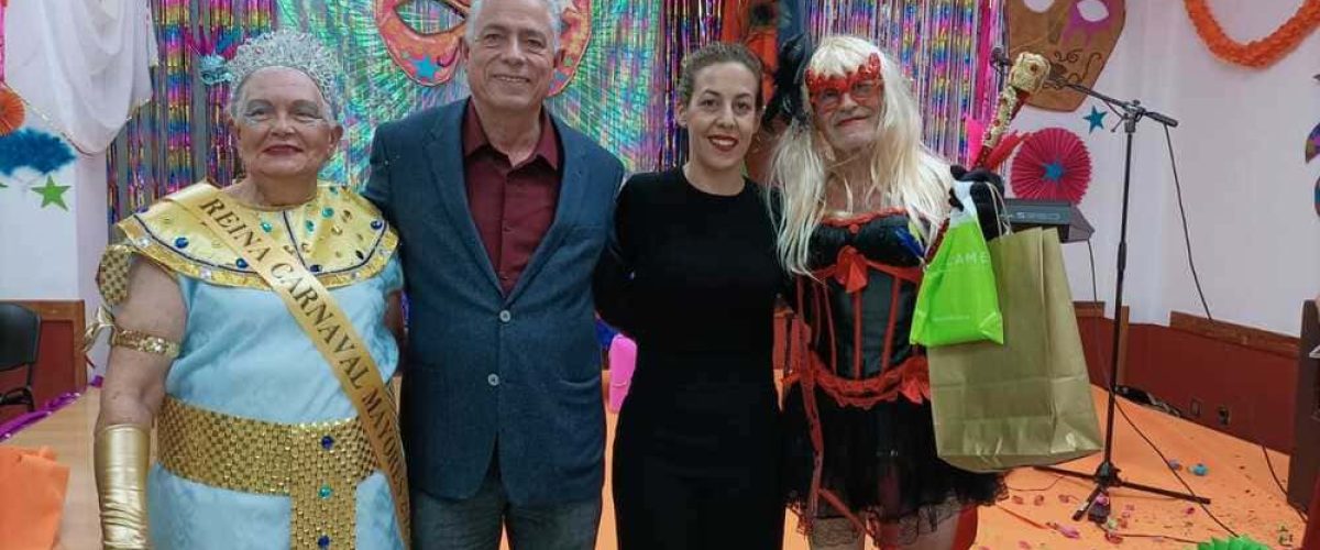 Ganadores gala Reina y Drag 3s edad con el alcalde Tomaes Peerez y la concejala de Mayores Yazmina Llarena 1