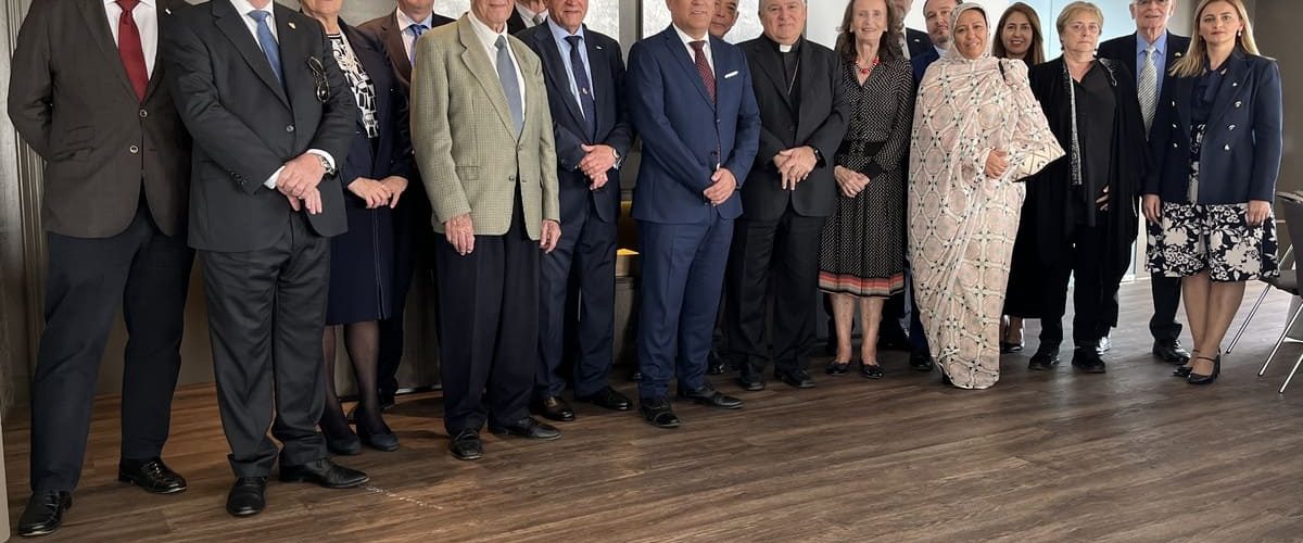 Grafia reunion Cuerpo Consular Las Palmas con Jose Mazuelos Obispo de la Diocesis de Canarias1