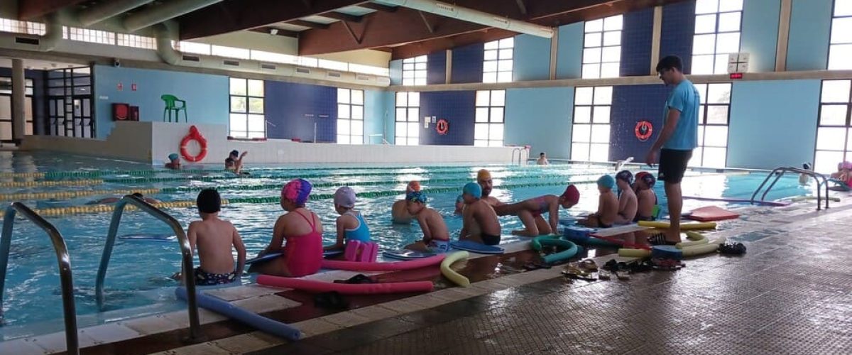 Grupo de escolares en la piscina municipal