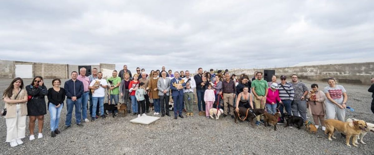 Grupo de gobierno representantes del Cabildo y vecinos que se acercaron con sus animales domesticos en la colocacion de la primera piedra del CETA de El Sobradillo 1