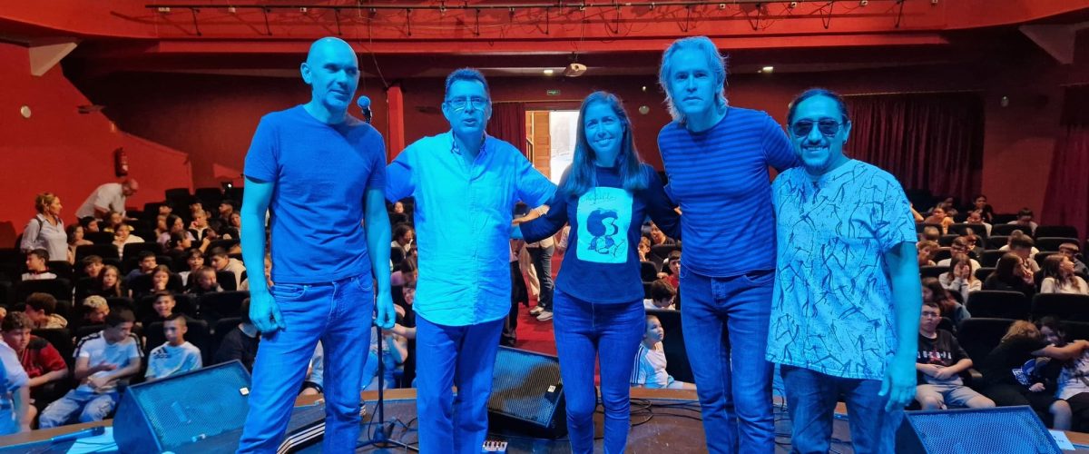 Heriberto Cruz y su banda junto a la concejala de Cultura Sibisse Sosa en el escenario del Teatro Hesperides