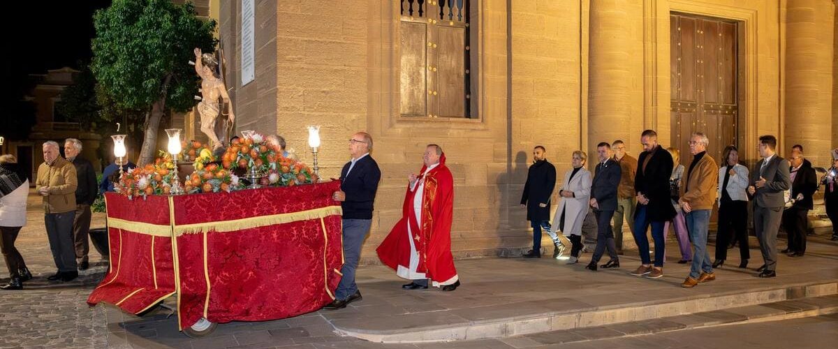 Imagen de San Sebastian en el inicio de la procesion con la corporacion municipal detras