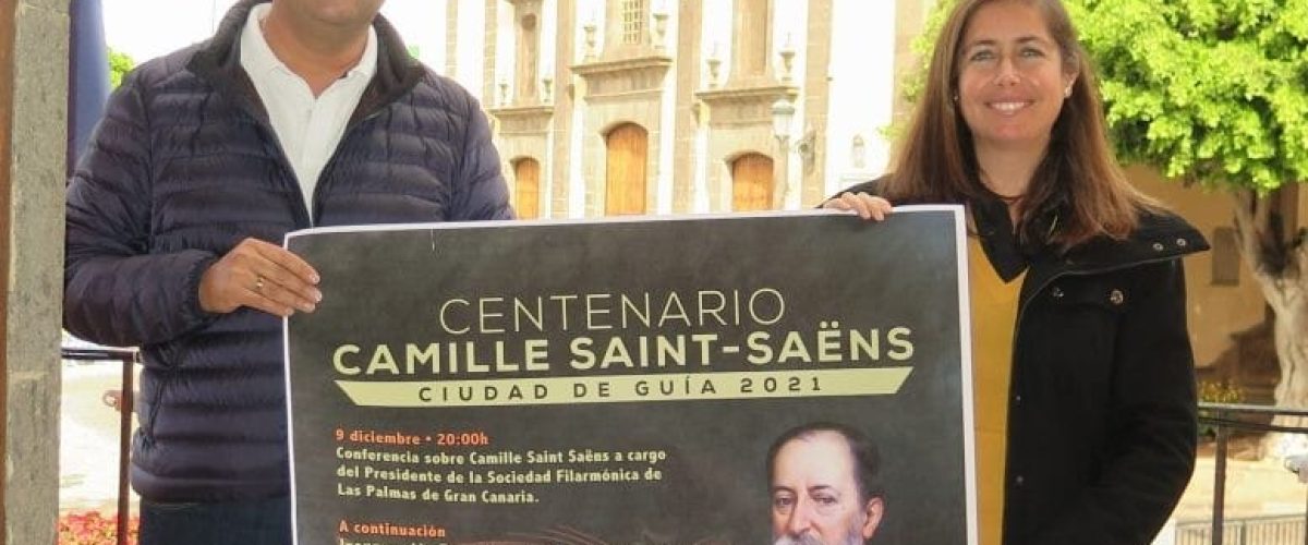 Imagen de archivo de la presentacion del cartel de actos conmemorativos del Centenario de Camille Saint Saens por el alcalde Pedro Rodriguez y la concejala de Cultura Sibisse Sosa