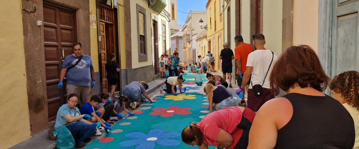 Imagen de archivo de los colectivos durante la elaboración de las alfombras del Corpus el pasado año en los aledaños de la iglesia