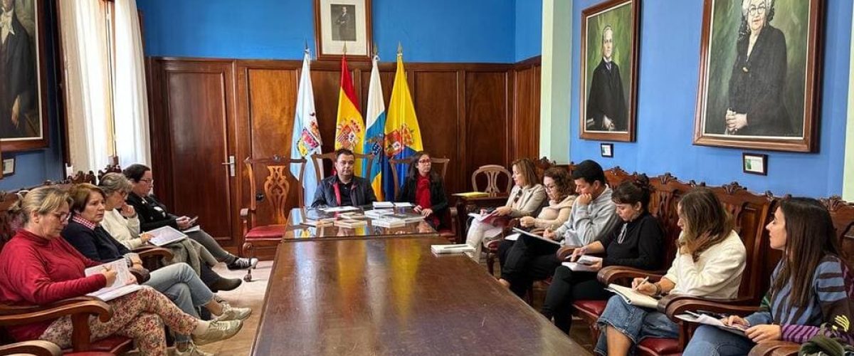 Imagen de archivo de una reunion del alcalde y la concejala de Educacion con el profesorado en las Casas Consistoriales