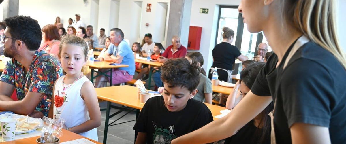 Imagen de archivo del taller de cata infantil celebrado el pasado año en el Mercado de Guía.