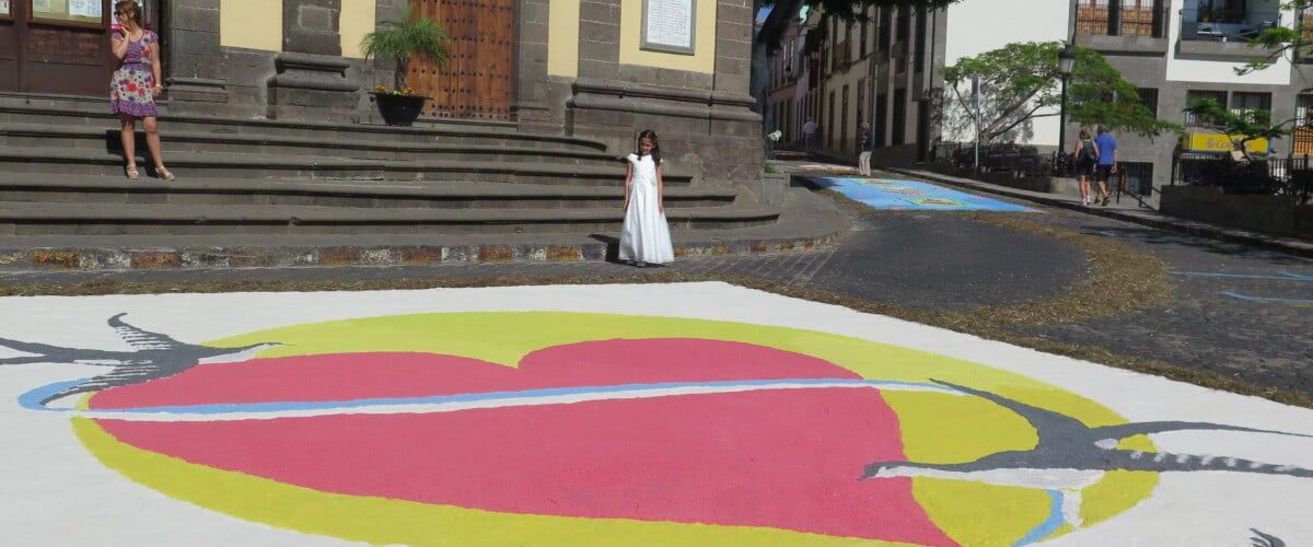 Imagen de las ultimas alfombras del Corpus en el entorno de la Iglesia de Santa Maria de Guia