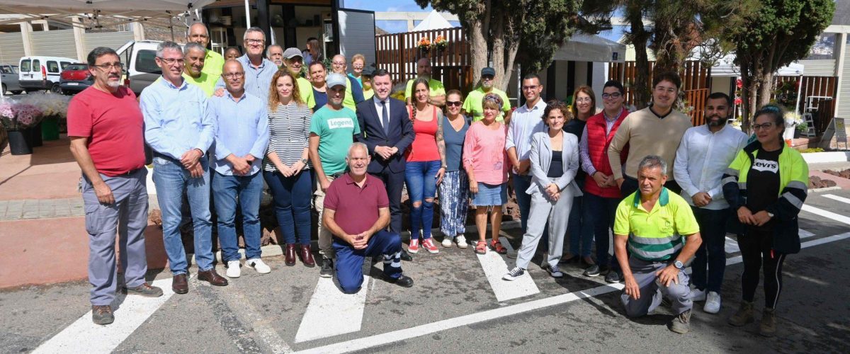 Inauguración de los tres kioscos de flores en la entrada del cementerio municipal