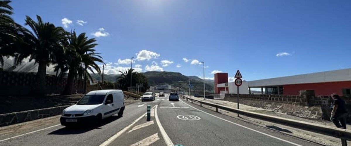 Inicio del carril junto al Mercado de Guia que se cerrara al trafico 1