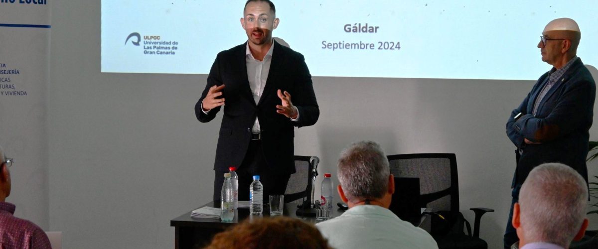 Julio Mateo, primer teniente de alcalde, durante la bienvenida de las Jornadas