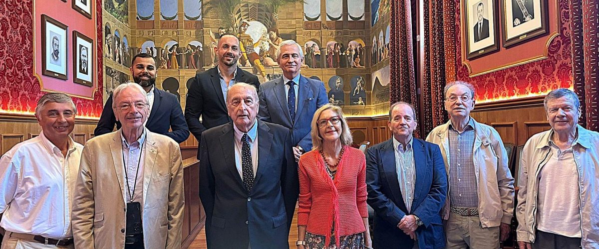 Julio Mateo y Ulises Miranda, con la nueva Junta Directiva de Accomar en el Salón de Plenos de las Casas Consistoriales (1)