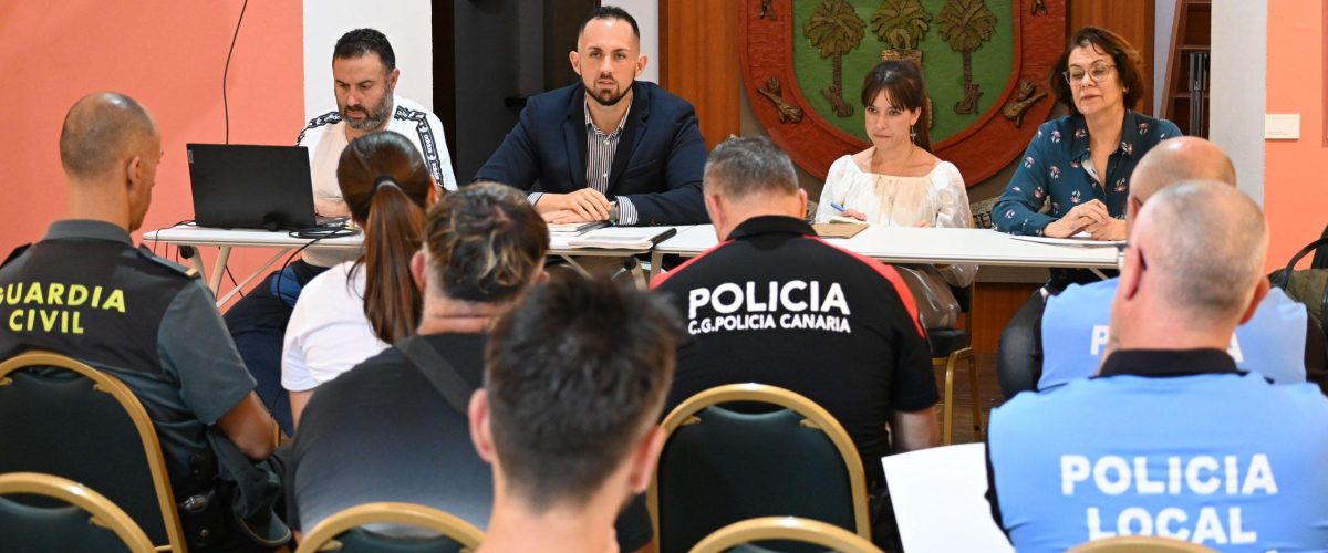 Julio Mateo y Valeria Guerra, en el centro, junto a Gustavo Moreno y Candelaria Guerra, durante la Junta de Seguridad