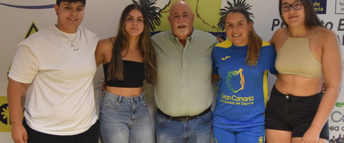 LUCHADORAS SELECCIONADAS Y PRESIDENTE