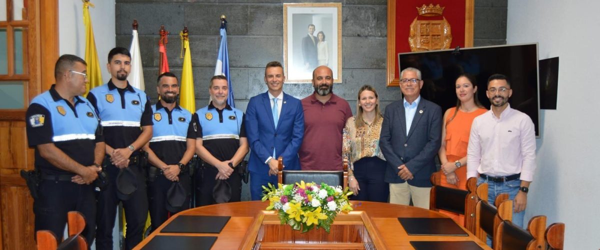 La Aldea toma posesión Policías