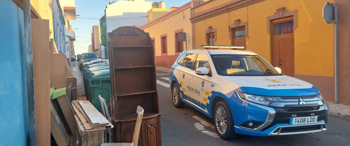 La Policía Local vuelve a actuar ante el vertido de trastos y enseres domésticos en una calle de La Atalaya