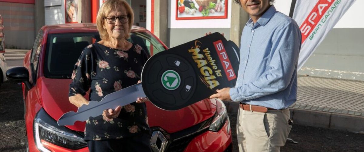 La afortunada ganadora del coche Teresa Macias junto al director de Marketing y Comunicacion de SPAR Gran Canaria Airam Perera scaled