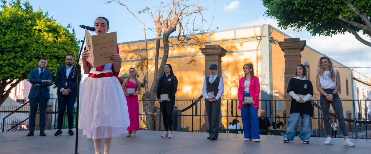 La alumna de la Escuela Municipal de Ballet, Marta Álamo Rodríguez, durante la Lectura del Manifiesto del Día Internacional de la Danza