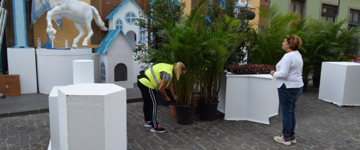 La concejala Pilar Mendoza durante los preparativos de la Semana de las Flores