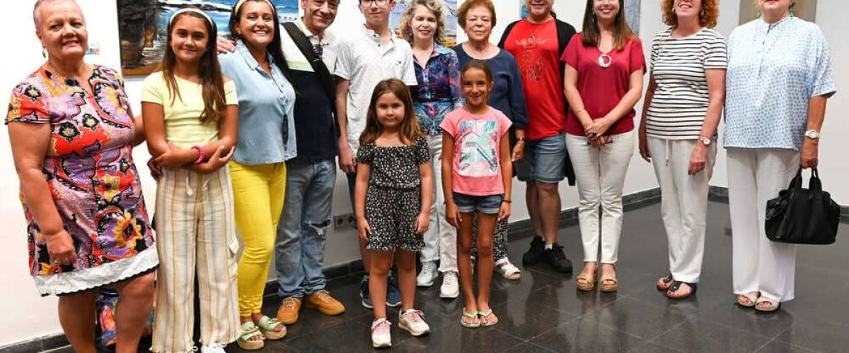 La concejala de Cultura Sibisse Sosa y el profesor del Aula Lujan Perez de Guia Sergio Guerra junto a algunos de los autores de la muestra colectiva el dia de la inauguracion