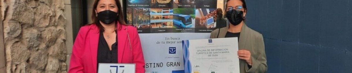La concejala de Turismo, Tere Bolaños, y la técnico de la Oficina de Información Turística de Santa María de Guía, Omayra Rodríguez, con los certificados de calidad turística