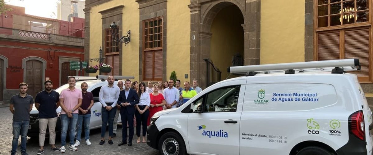 La corporacion municipal y representantes de Aqualia con los nuevos vehiculos electricos del servicio