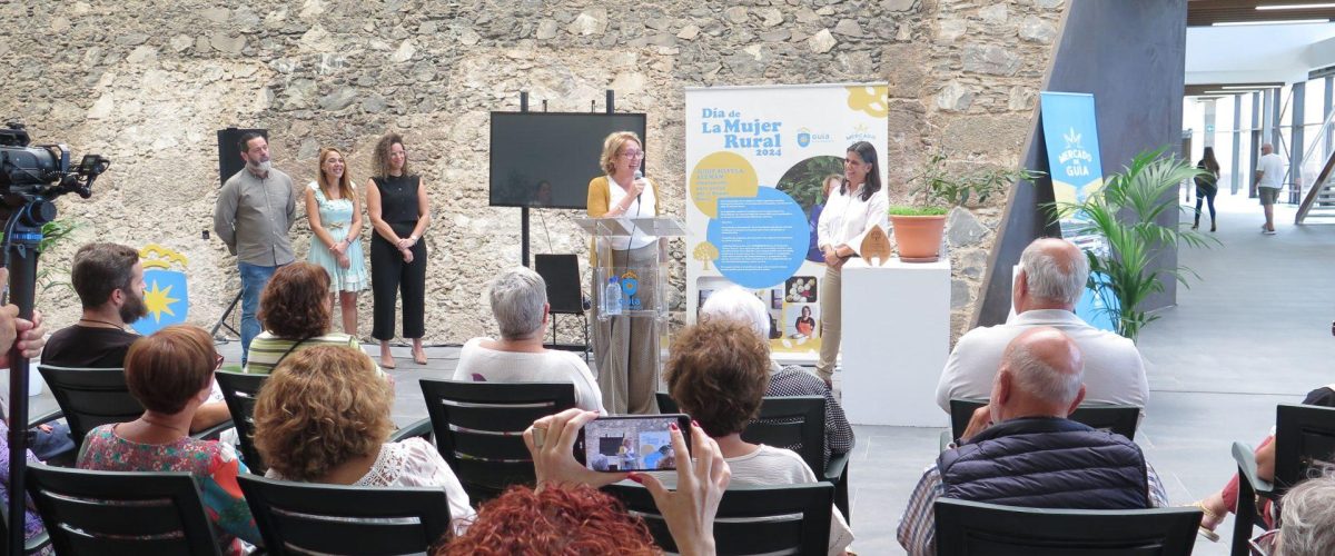 La homenajeada, Judith Silvela Alemán, durante su intervención, junto a los concejales presentes en el acto