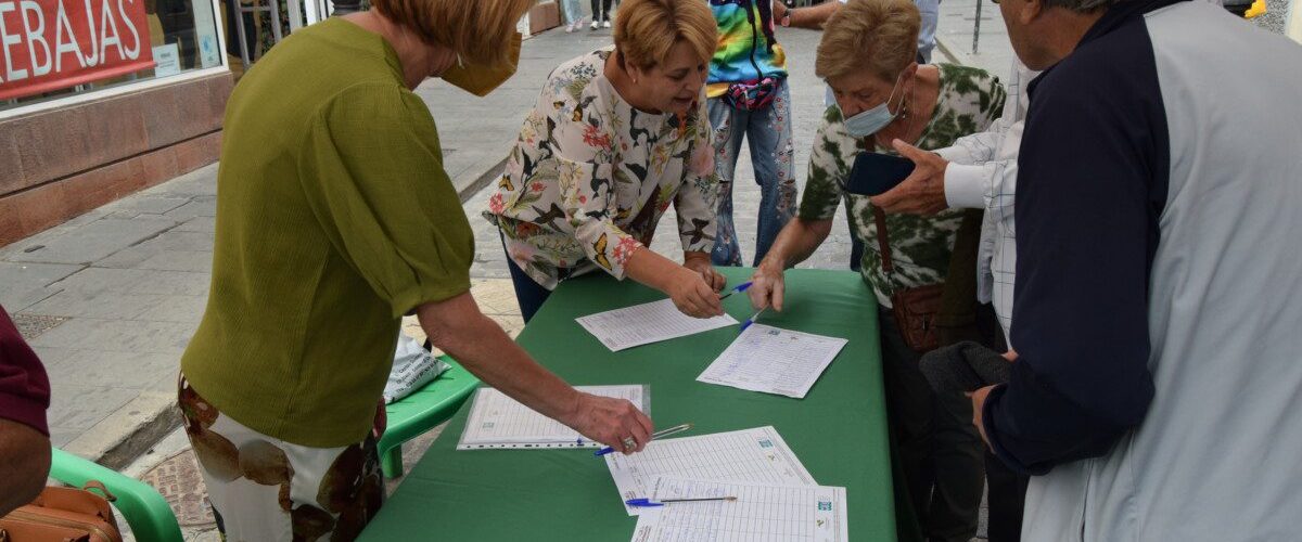 Las concejalas Dolores Delgado y Ana Teresa Mendoza durante la recogida de firmas