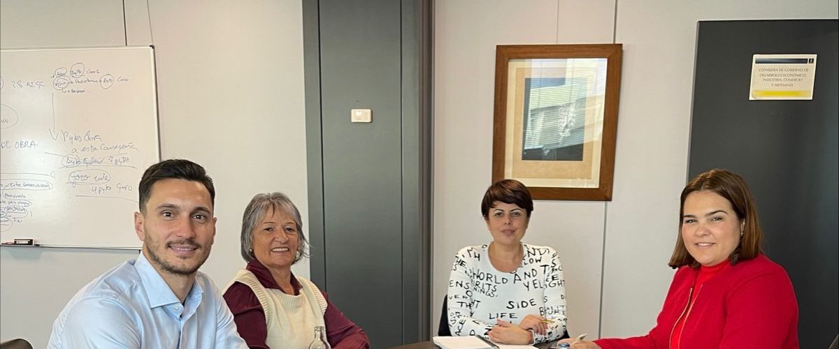 Las concejalas Ingrid Navaro y Leandra Delgado se reuìnen con la consejera del Cabildo, Minerva Alonso