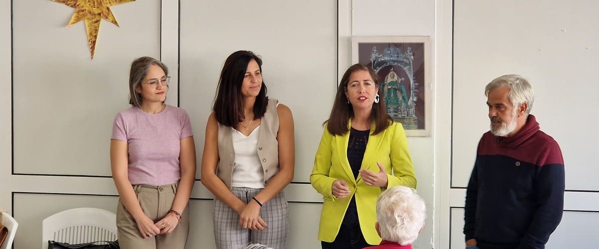 Las concejalas de Cultura, Sibisse Sosa, y de Servicios Sociales, Carolina Bolaños, y los actores José Antonio González y Lidia Franco durante la presentación del proyecto en el Centro de Día