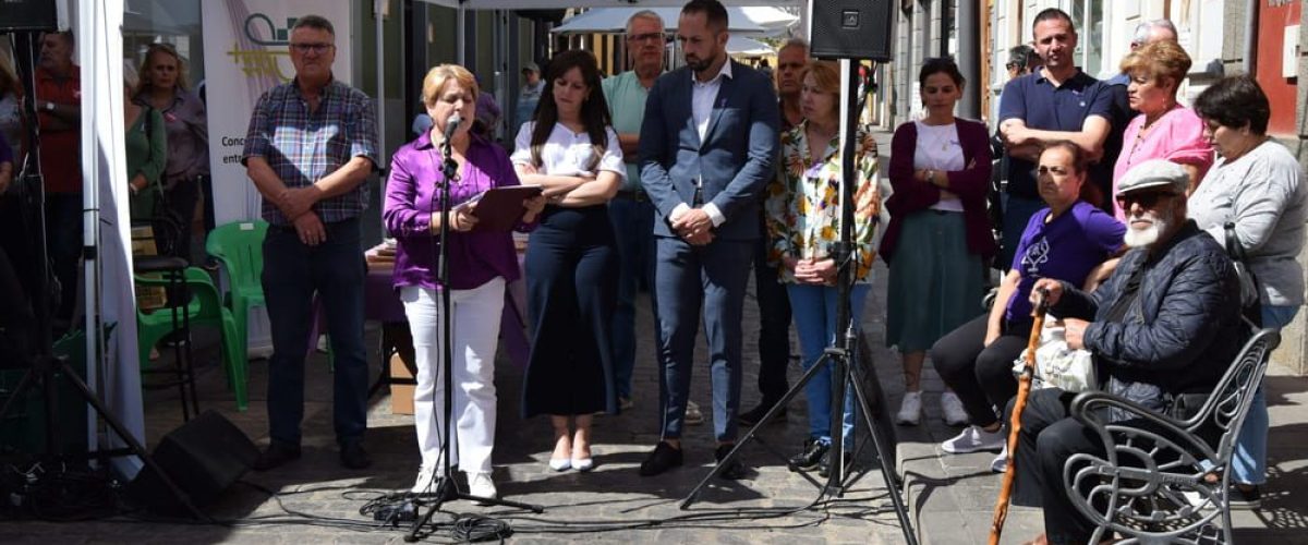 Lectura del manifiesto del 8 M por parte de Ana Teresa Mendoza en la calle Capitan Quesada 1