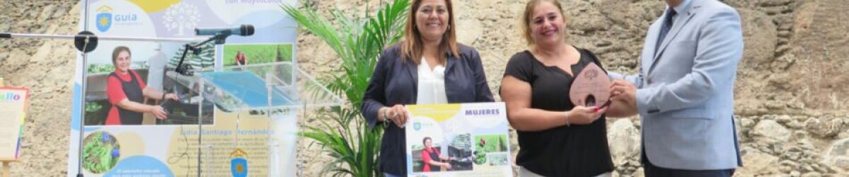 Lidia Santiago, en el centro de la imagen, junto al alcalde, Pedro Rodríguez, y la concejala de Sector Primario, Teresa Bolaños