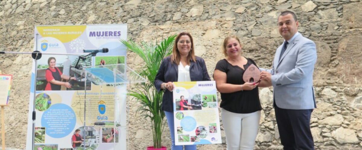 Lidia Santiago en el centro de la imagen junto al alcalde Pedro Rodriguez y la concejala de Sector Primario Teresa Bolanos