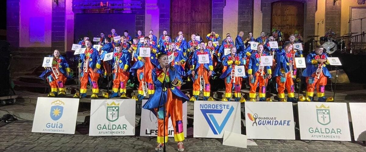 Los Chismosos Murga este pasado sabado durante su presentacion en el frontis de la Iglesia de Santa Maria de Guia