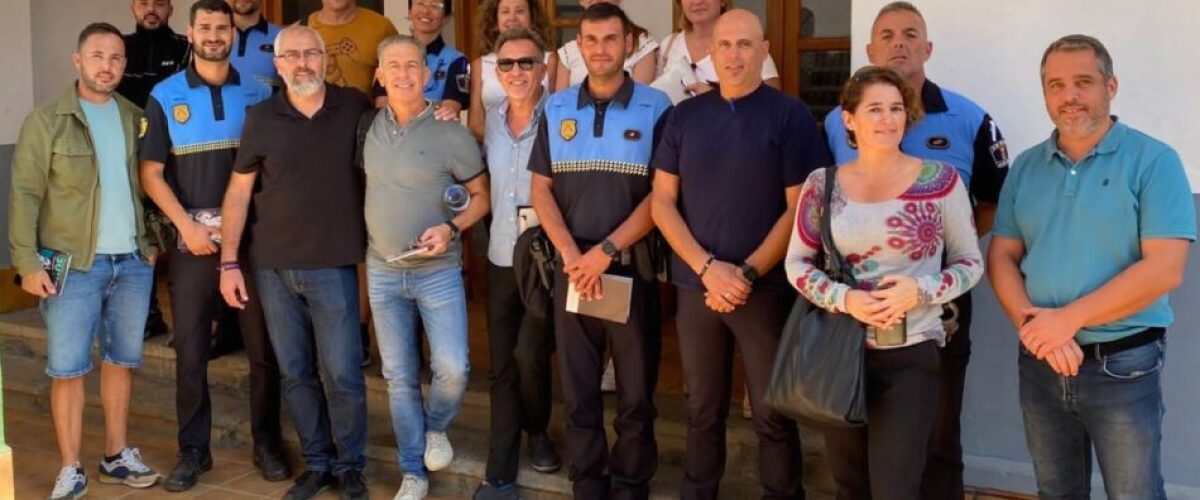 Los agentes locales participantes en el proyecto Juno junto a Monica Morales tecnica del Instituto Canario de la Mujer y el concejal de Policia Local Cesar Medina a la derecha de la imagen