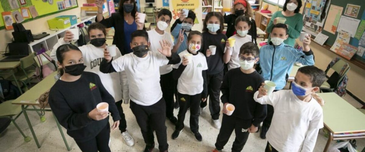 Los alumnos de 4o de Primaria se toman su zumo de naranja con la colaboracion de SPAR Gran Canaria