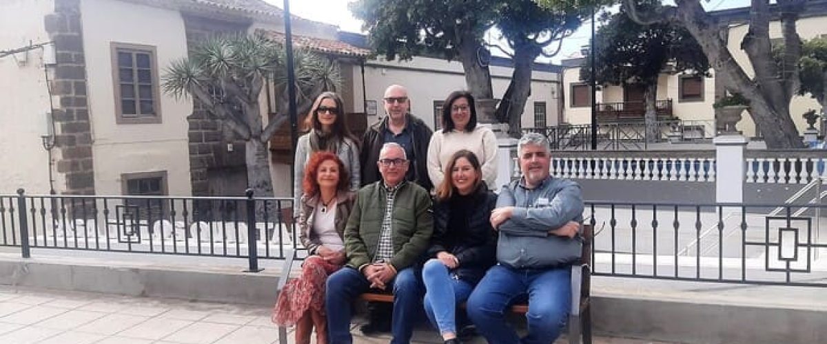 Los archiveros que forman la junta directiva de ASARCA en la Plaza Chica de Guia 1