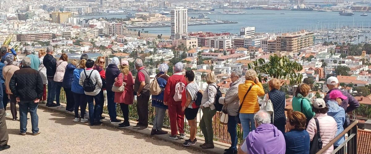 Los asistentes en una de las paradas realizadas durante la salida cultural celebrada esta semana