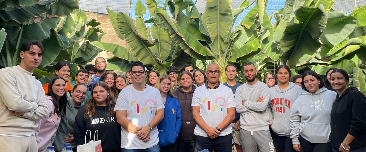 Los concejales Antonio Maria Benitez y Nicolas Mederos delante con camiseta blanca junto al grupo de Aguimes en la finca de platanos