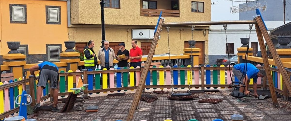 Los concejales Juan Jiménez y José Manuel Santana, acompañados por el arquitecto municipal Tomás Torres, durante la visita al inicio de los trabajos en San Felipe