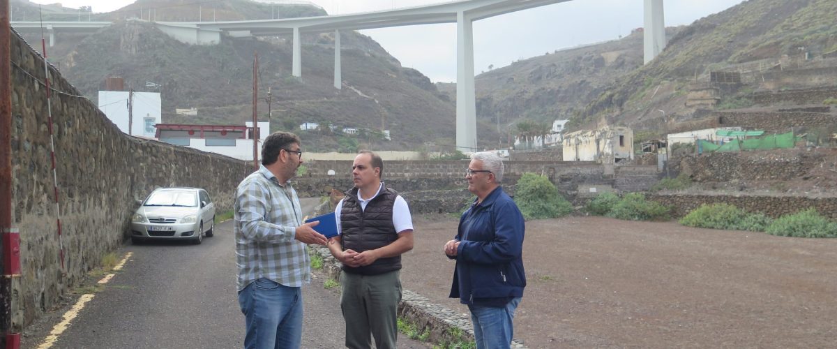 Los concejales de Urbanismo y Aguas, José Manuel Santana, y de Vías y Obras, Juan Jiménez, junto al representante de la empresa Aqualia durante la visita a San Felipe