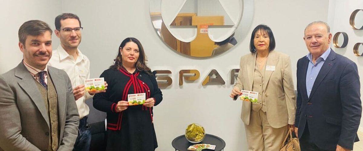 Los representantes de SPAR Gran Canaria y de Rotary durante la entrega de los vales 1