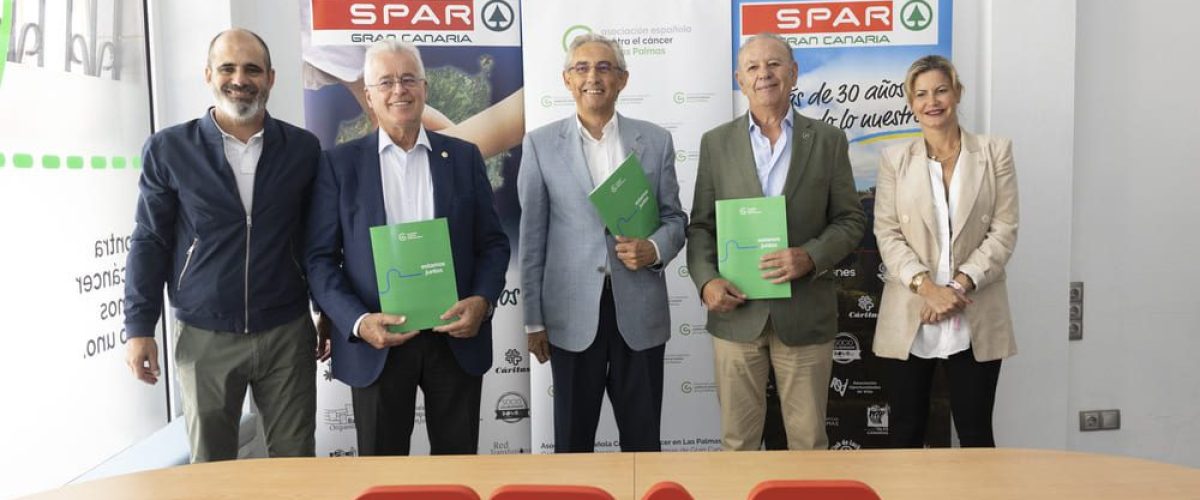 Los representantes de la Asociacion y la directiva de SPAR Gran Canaria tras la firma