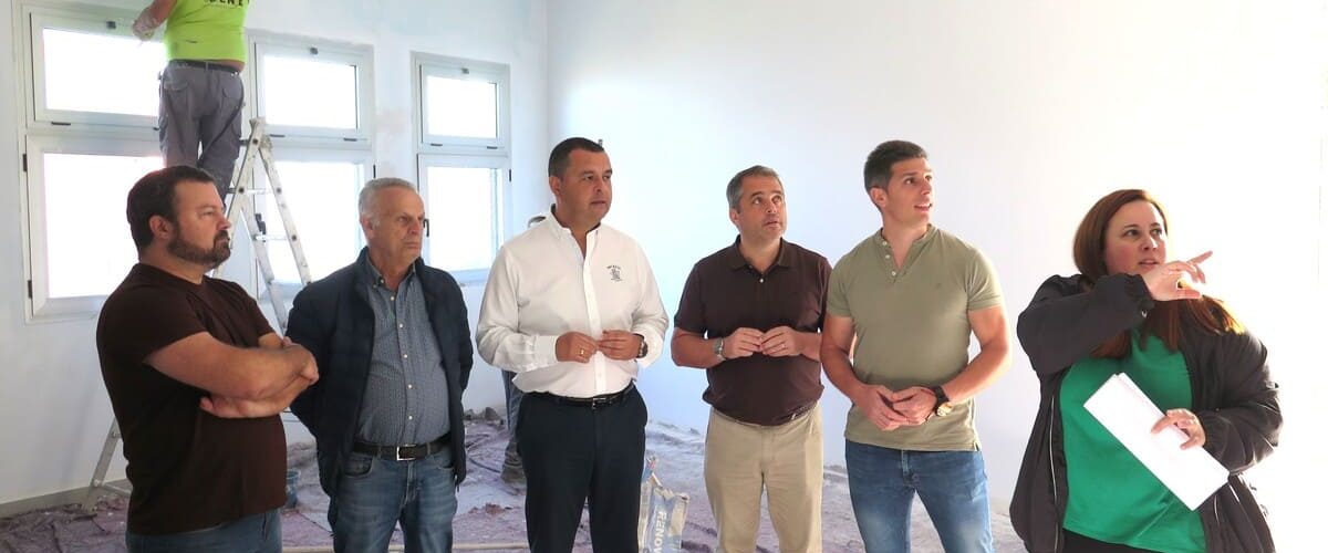 Los representantes municipales y de la empresa constructora atienden las explicaciones de la directora del proyecto, María de las Nieves Moreno, durante la visita a los trabajos